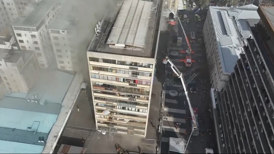 A más de tres meses de incendio: Residentes de edificio Plaza de Armas podrían regresar a departamentos