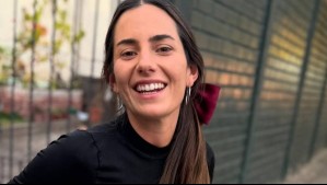 Llena de elegancia: Rosario Bravo impacta al combinar detalles drapeados y cut outs en un vibrante vestido