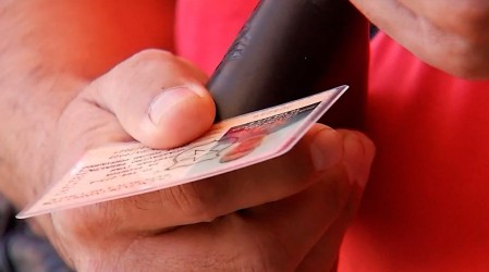 Acusan caos en municipios para obtener licencia de conducir: Pedir hora y retirar documento puede tardar meses