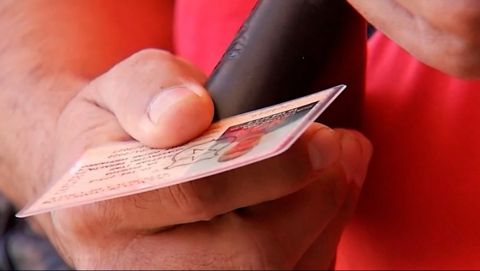 Acusan caos en municipios para obtener licencia de conducir: Pedir hora y retirar documento puede tardar meses