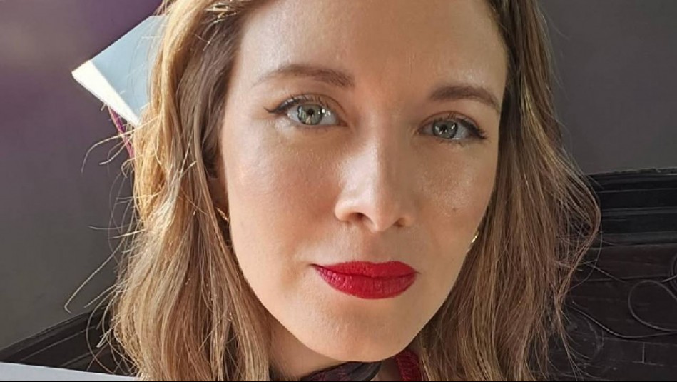 Carla Jara se suma a la moda globo: Así combina un voluminoso vestido con sandalias de detalles en plumas