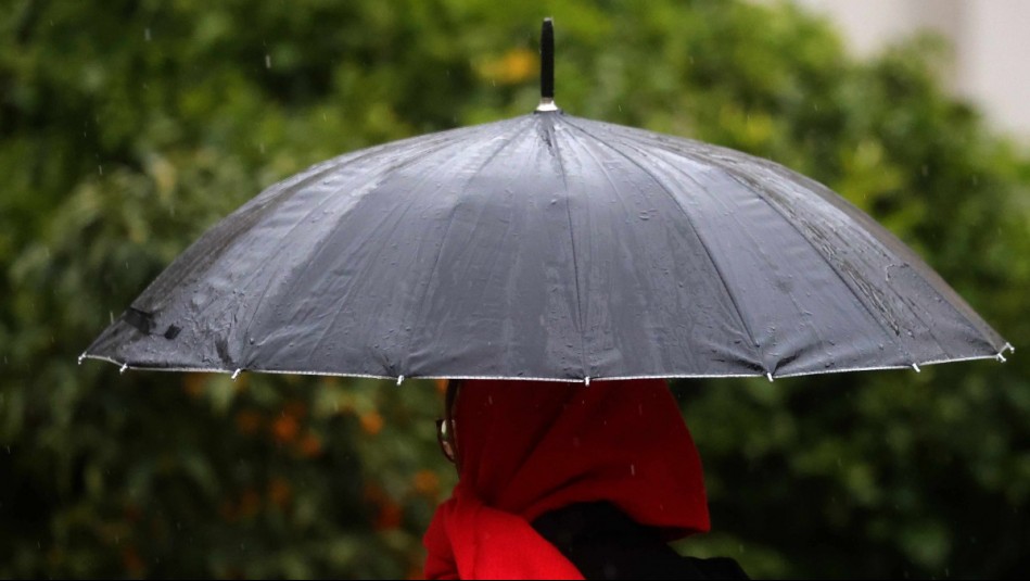 De 31° C a paraguas en mano: Jaime Leyton anticipa lluvias en Santiago para este fin de semana