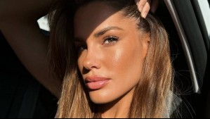 De básico a chic: Gala Caldirola eleva un look blanco de crop top corsetero con toques de color rosa