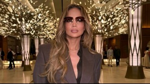 La audaz combinación de Jennifer Lopez para un ocaso en la playa: Suéter tejido oversize y botas rústicas