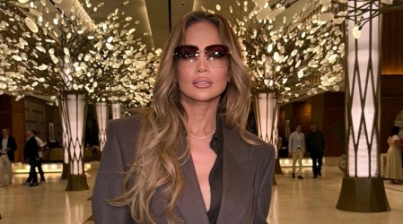 La audaz combinación de Jennifer Lopez para un ocaso en la playa: Suéter tejido oversize y botas rústicas