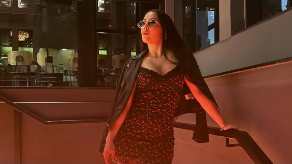 Combina lujo y sensualidad: Daniela Aránguiz crea un look sofisticado con falda de seda y corsé floral