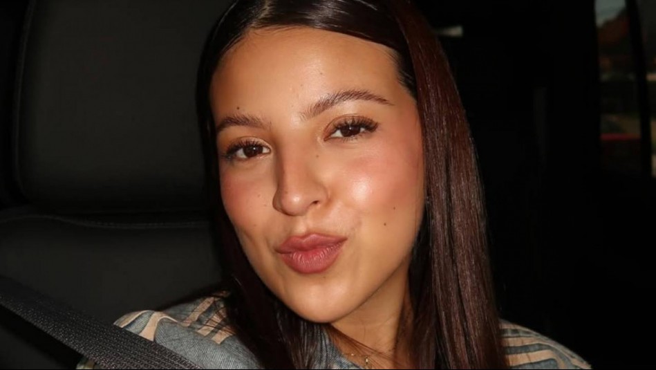 Negro y burdeos para triunfar: Ignacia Antonia crea un look casual y le da un toque de lujo con cartera YSL