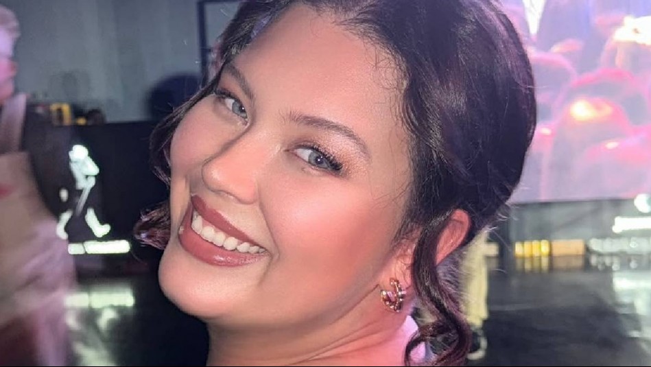 Michelle Carvalho luce con elegancia un vestido plisado estilo tenis en color verde bosque: ¿Cuánto cuesta?