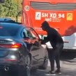 Revisa acá el video que muestra el momento exacto en que un conductor atropella a un delincuente y frustra encerrona en Independencia.