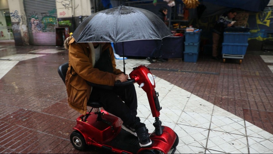 ¿Del calor al paraguas? Alejandro Sepúlveda adelanta el día que Santiago recibiría lluvias este fin de semana