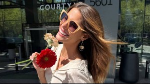 Minifalda plisada negra brinda opciones elegantes: Gala Caldirola la eligió junto a un corsé de encaje burdeos