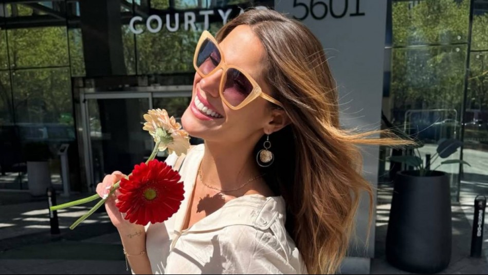 Minifalda plisada negra brinda opciones elegantes: Gala Caldirola la eligió junto a un corsé de encaje burdeos