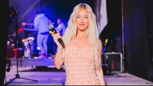 Tendencia Barbiecore en alta costura: Vesta Lugg luce el lujo clásico de un cárdigan de Karl Lagerfeld