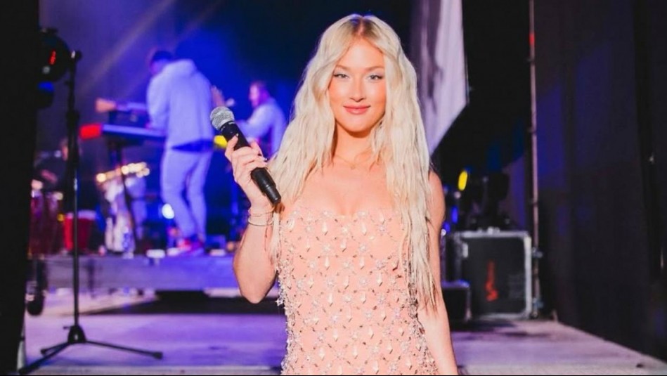 Tendencia Barbiecore en alta costura: Vesta Lugg luce el lujo clásico de un cárdigan de Karl Lagerfeld