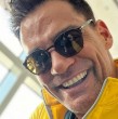 Cristián de la Fuente celebra su ascenso a comandante de la Fuerza Aérea junto a su novia Gabriela Bravo, tras una ceremonia que reconoció su larga carrera como aviador.