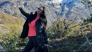 Si no deseas un look total black incluye botas rojas efecto charol: Mira el audaz look de Pamela Díaz