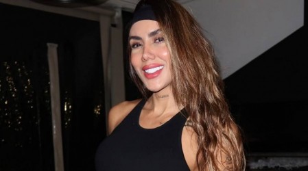 Sonia Isaza se dedica un día en la piscina y "recarga energía bonita" con este bikini marrón de corte clásico