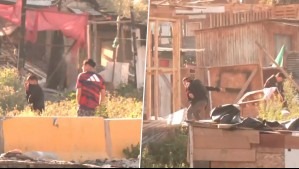 Sujetos lanzan piedras a Carabineros en medio de operativo de desalojo en toma Dignidad