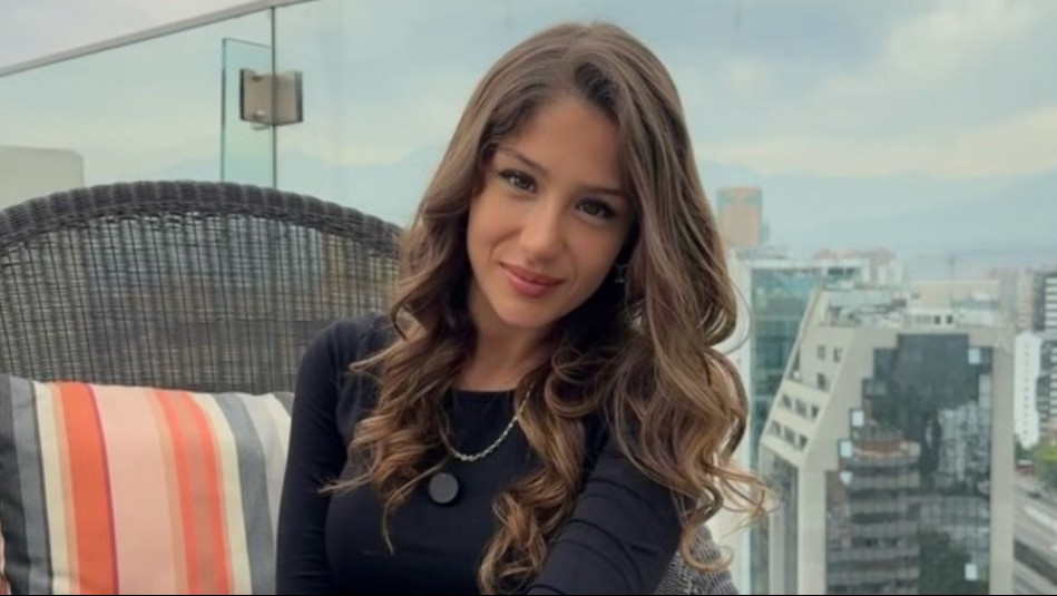 Chic y casual: Trini Neira se luce con ingeniosa combinación de chaqueta burdeos y botas brillantes