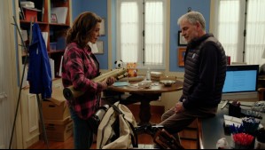 Aguas de Oro - Capítulo 38: Karla le entrega el telescopio de Ernesto a Carlos con una promesa de por medio