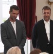 En el primer capítulo de El Internado, todos los participantes se ubicaron en la mesa y Tonka Tomicic los invitó a descubrir qué hay debajo de las campanas.