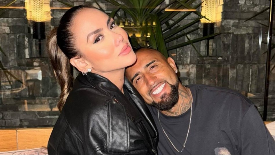 'Mi mujer me vistió': Los elegantes looks de Arturo Vidal y Sonia Isaza en show de Rauw Alejandro en Chile