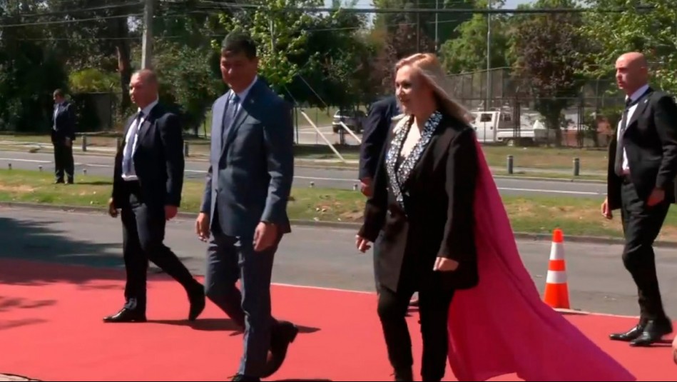 'La queen de la política': Así fue el arribo de Franco Parisi a Enade junto a Pamela Jiles y su capa rosada