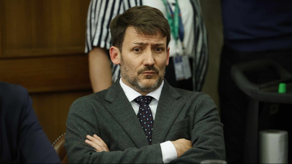 Renuncia Diego Pardow como ministro de Energía tras polémica por cobros extras en la luz: Asume Álvaro García