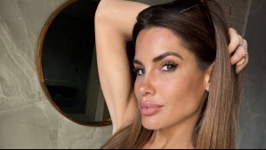 Gala Caldirola convertida en un ramo de flores humano: Vestida con tulipanes multicolores y botas violeta