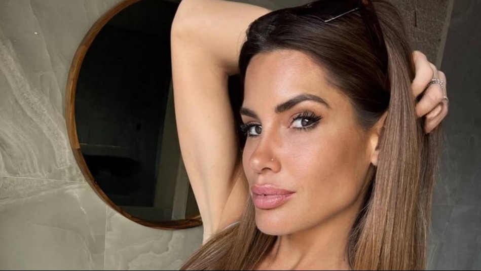 Gala Caldirola convertida en un ramo de flores humano: Vestida con tulipanes multicolores y botas violeta