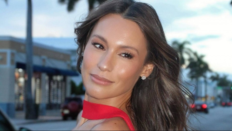 Elegante al estilo Carolina Herrera: Pampita deslumbra con maxivestido en una gala solidaria