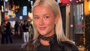 Con su "amuleto de la suerte": Vesta Lugg luce moderno outfit con un inesperado accesorio en Shanghái