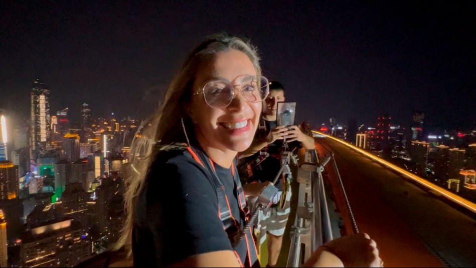 Una experiencia extrema: Dani Urrizola cruzó uno de los edificios más altos de Chongqing en Viajando Ando