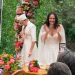 El pasado sábado 18 de octubre, la actriz Fernanda Urrejola dio el sí para unirse en matrimonio con la directora Francisca Alegría, con quien está públicamente desde el año 2020.