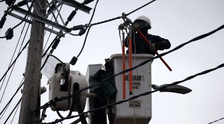 Masivo corte de luz se registró en varias comunas de la RM: Metro restableció el servicio en toda su red