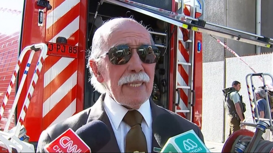 Con esposas y baliza: Quién es el adulto mayor que dijo ser 'alguacil' y persiguió a delincuentes en Recoleta