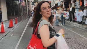 El rojo es el color estrella de Christell para pasear por Corea del Sur: Así combinó un cárdigan y polerón