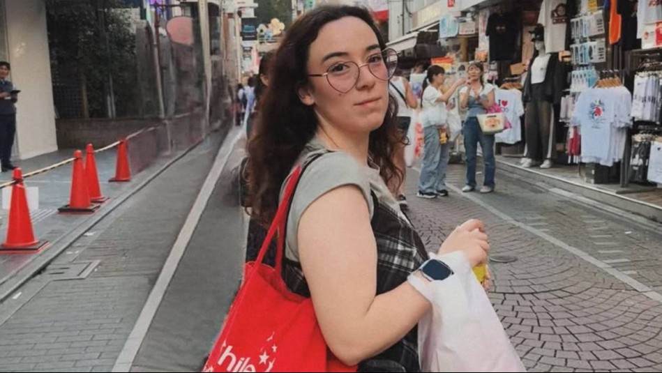 El rojo es el color estrella de Christell para pasear por Corea del Sur: Así combinó un cárdigan y polerón