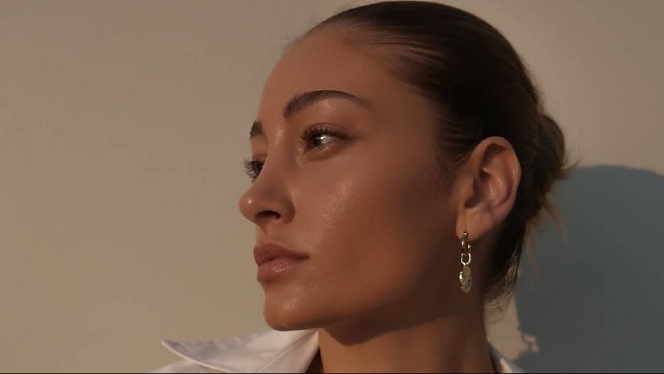 El blanco de la elegancia lo lleva Florencia Araneda: La opción de verse única con minivestido con capa