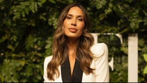 El estilo bohemio de Vanesa Borghi que levanta el ánimo: Maxifalda roja con sandalias planas