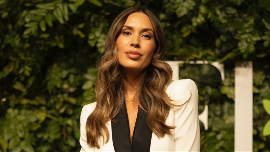 El estilo bohemio de Vanesa Borghi que levanta el ánimo: Maxifalda roja con sandalias planas