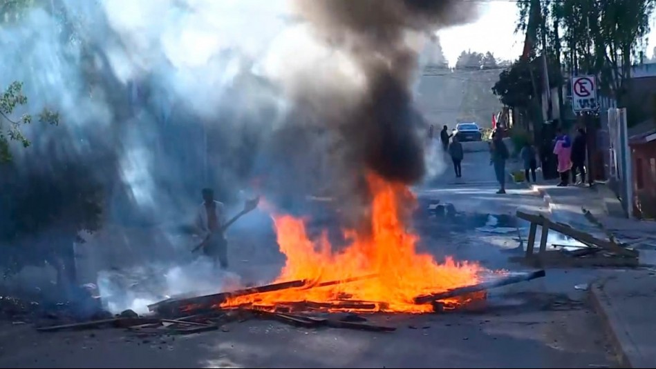 Incidentes en desalojo de toma de Placilla: Residentes levantan barricadas y se enfrentan a Carabineros