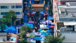 Toldos azules en Barrio Meiggs: Ambulantes demarcan espacios y cobrarían hasta $2 millones por instalarse