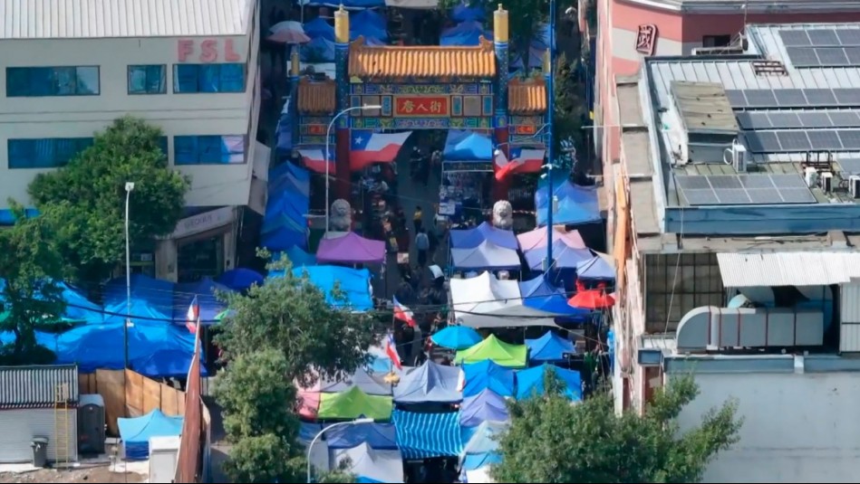 Toldos azules en Barrio Meiggs: Ambulantes demarcan espacios y cobrarían hasta $2 millones por instalarse