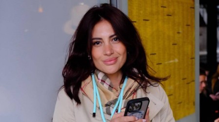 Una minibag de lujo para una cita nocturna: El precio de la cartera "millonaria" de Karen Paola