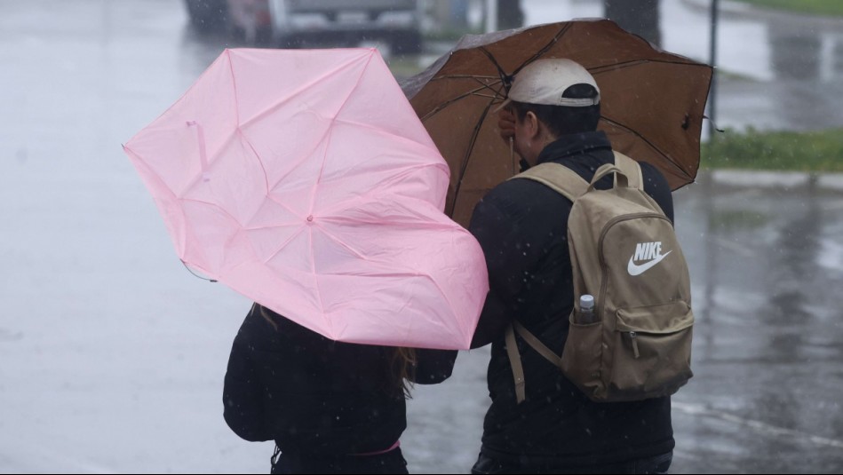 ¡Atención! A esta hora comienza la lluvia y tormenta eléctrica en Santiago