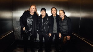 Que no se pierda la "tradición": El baterista de Maná se cae en pleno show y sus compañeros ni lo notan