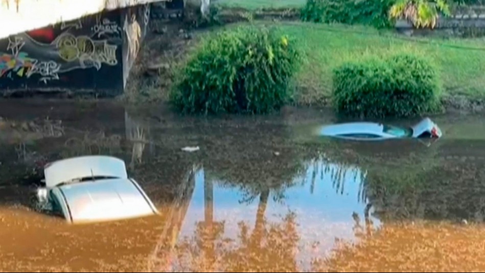 Autos quedan atrapados en el agua en paso bajo nivel anegado en Ñuñoa tras lluvias