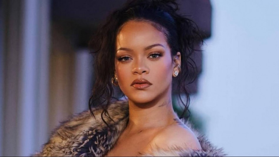 Rihanna lanza encantadora sesión de fotos navideñas que protagonizó antes del nacimiento de su hija Rocki