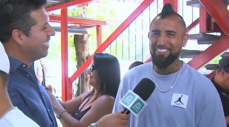 "Es segunda vez en mi vida": Arturo Vidal causa revuelo entre votantes en local de San Joaquín